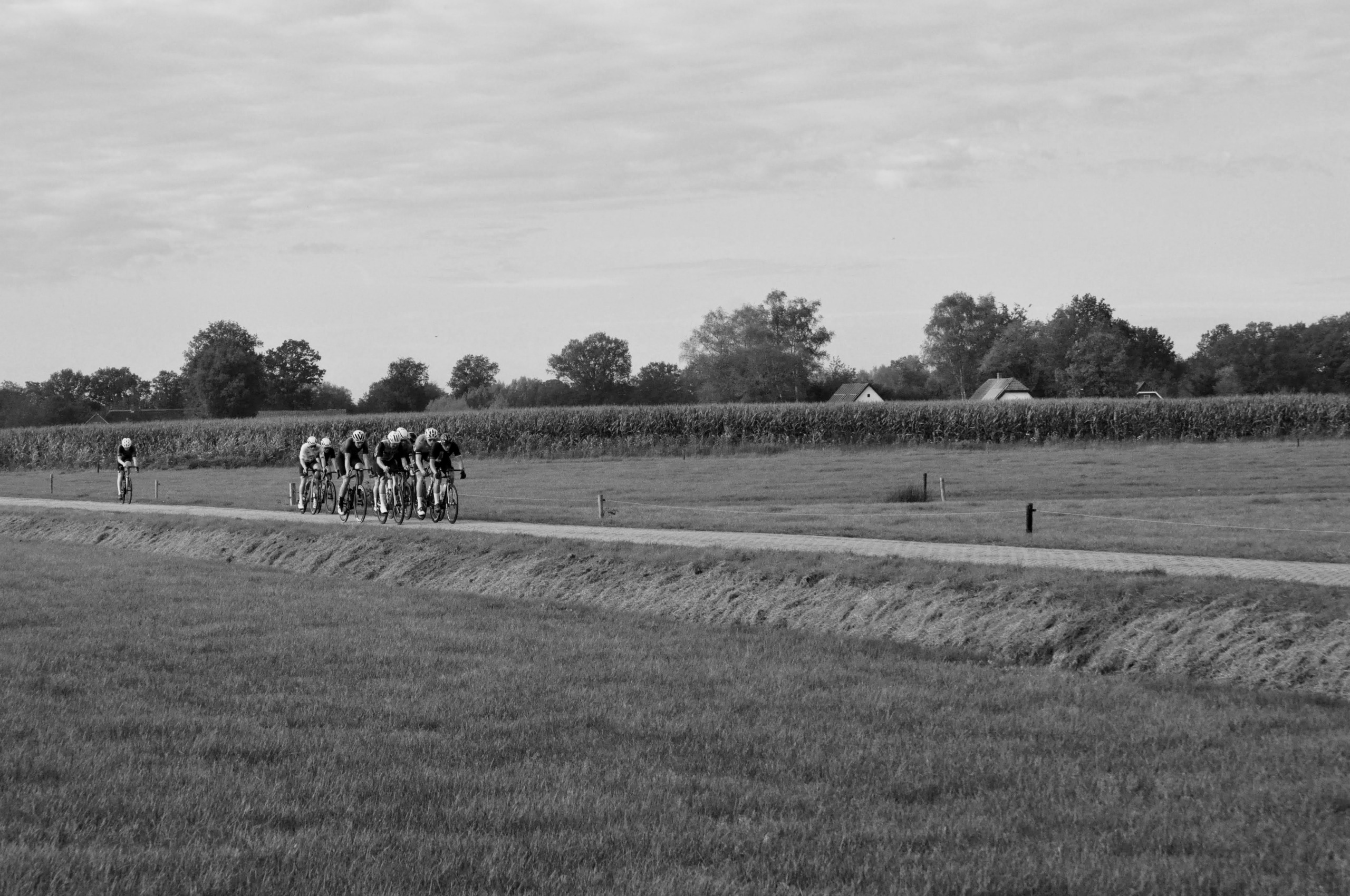 De Burcht Cycling Klinker Classic a bloc tegen de wind in stompen